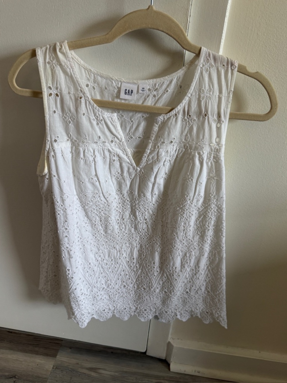 GAP White Eyelet V-Notch Sleeveless Top